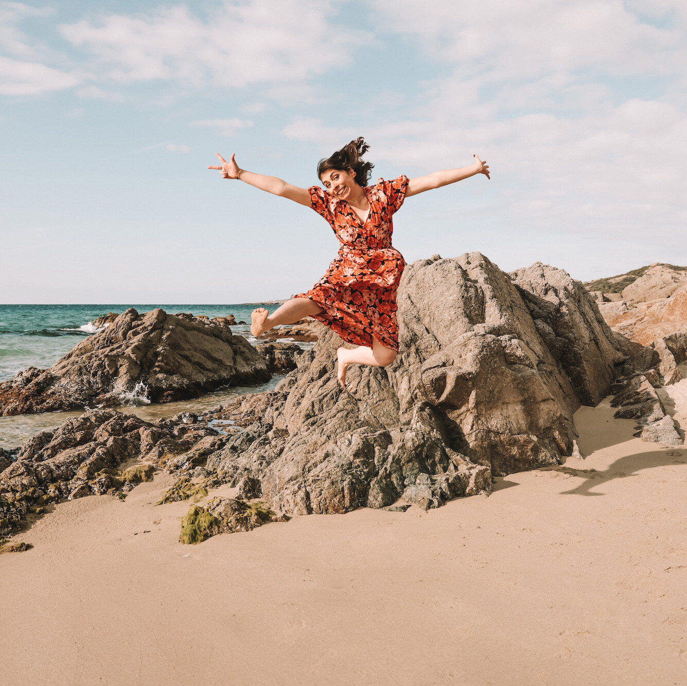 Marcy Alves qui fait une figure en sautant sur une plage à Calvi