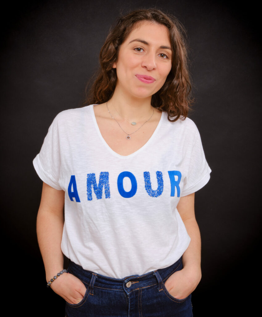 Portrait Marcy Alves avec un t-shirt AMOUR