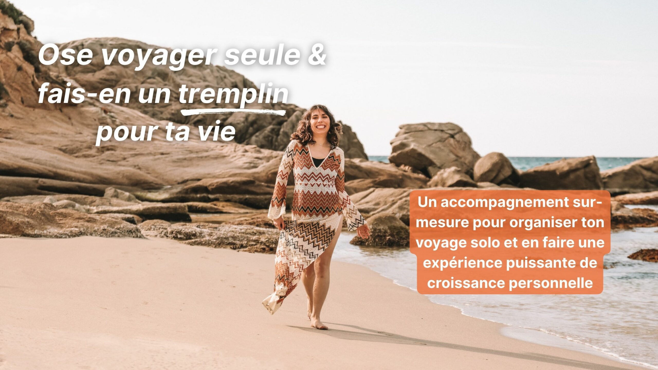 Marcy qui marche fièrement à la plage avec en gros titre : "Ose voyager seule et fais-en un tremplin pour ta vie" et en sous-titre : "Un accompagnement sur-mesure pour organiser ton voyage solo et en faire une expérience puissante de croissance personnelle"