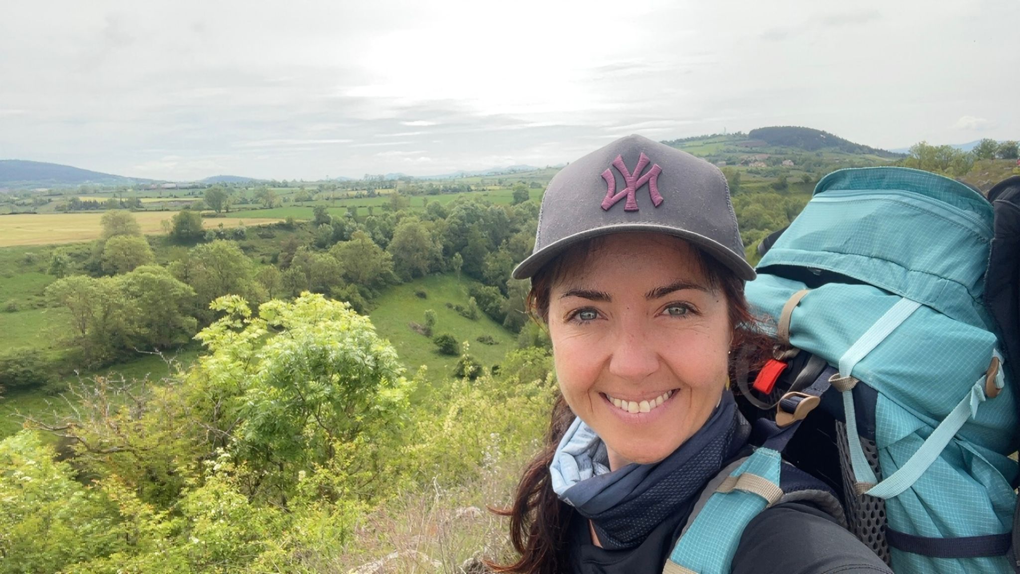 Marjorie en backpack tout sourire sur le chemin de Compostelle