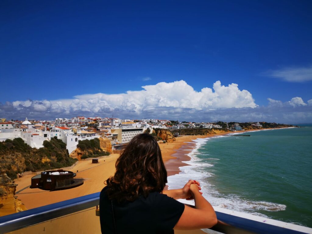 Un moment suspendu pendant mon roadtrip en Algarve, face à la beauté de la plage d’Albufeira.