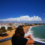 Un moment suspendu pendant mon roadtrip en Algarve, face à la beauté de la plage d’Albufeira.