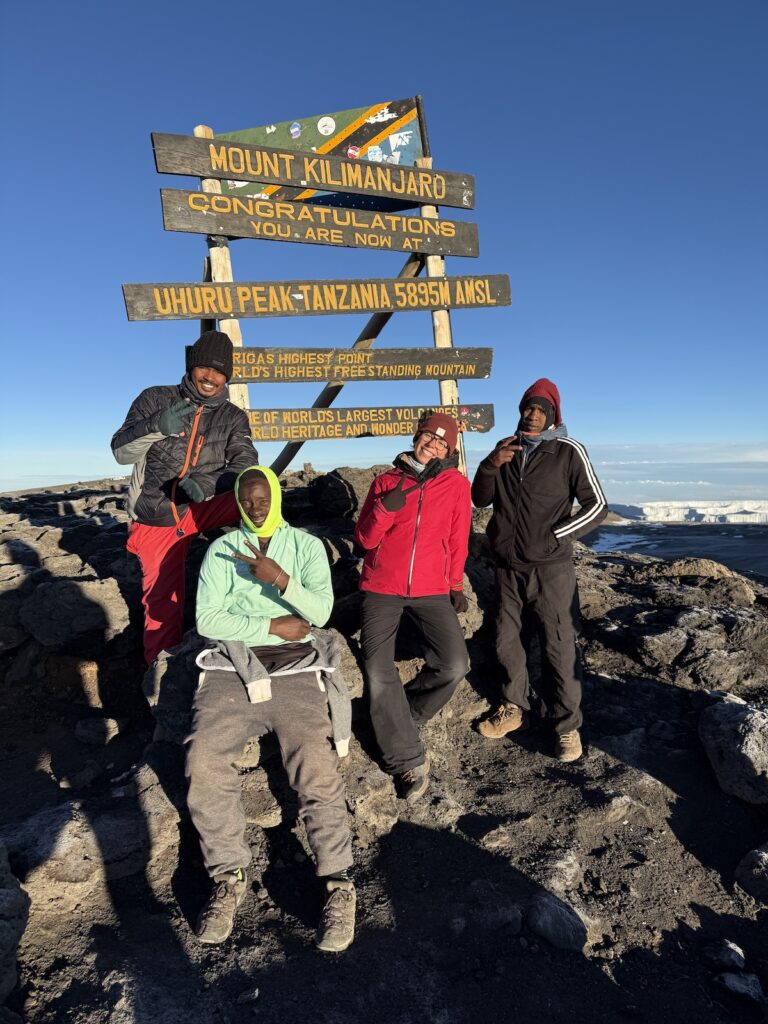 Le sommet du Kilimandjaro : le toit de l’Afrique. Une aventure intense et un challenge personnel qui restera gravé en moi.