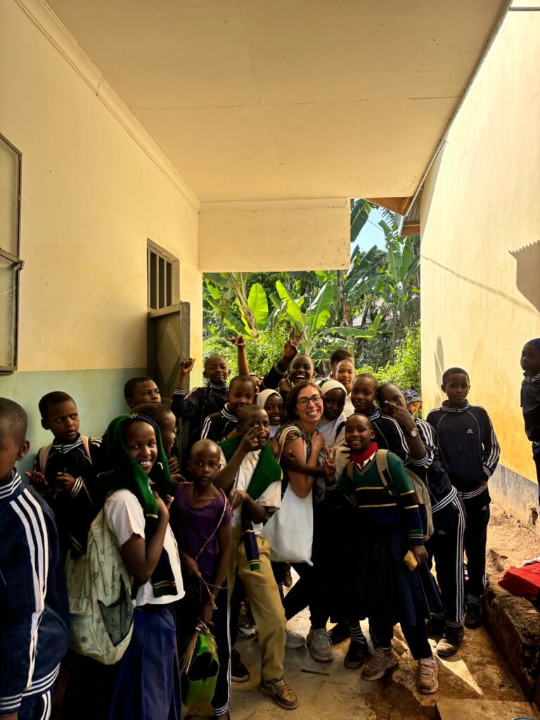 Moi à Uduru, un petit village tanzanien au pied du Kilimandjaro, où j’ai eu la chance d’enseigner le français aux enfants pendant un mois.