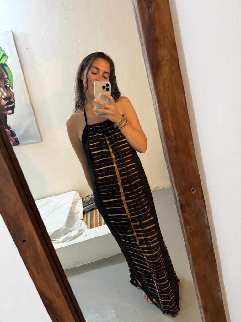 Je me prends en photo devant le miroir avec une magnifique robe sur-mesure pour passer une soirée rien que pour moi, à me célébrer et me faire plaisir…